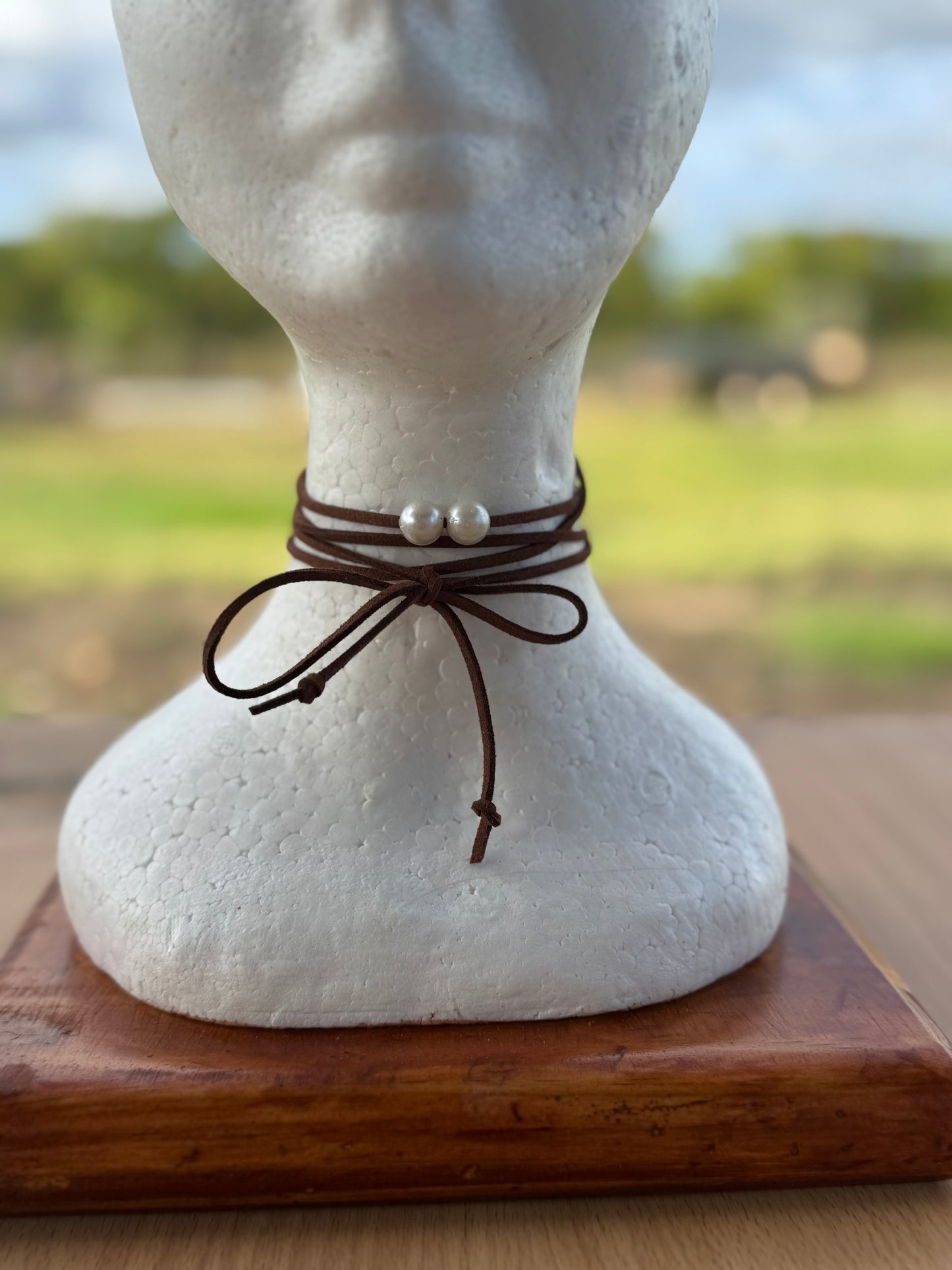 Leather pearl choker (2)