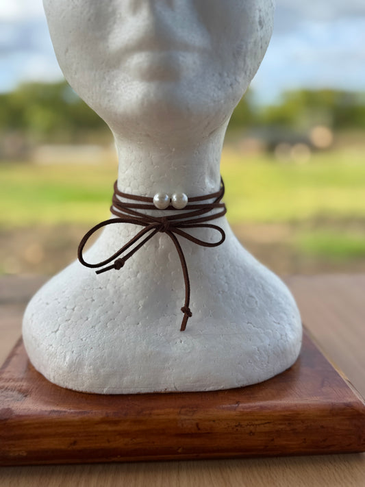 Leather pearl choker (2)